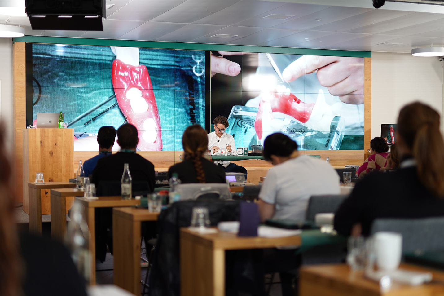 تصویر مربوط به سرمایه‌گذاری در آموزش و فناوری برای رشد اقتصادی پایدار